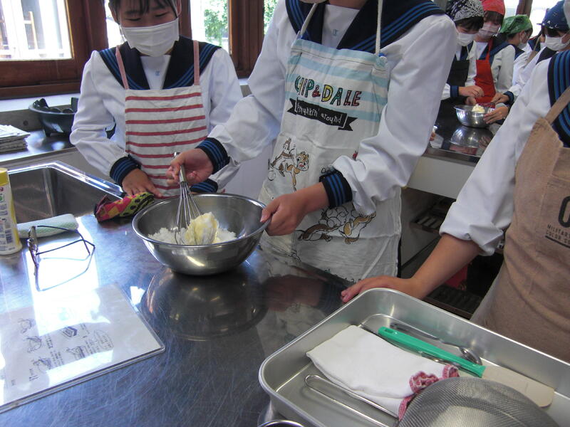 熊本地震からの復興の願いを込めて「抹茶入り復興パウンドケーキ」を作りました。本校は熊本県茶業試験場跡地に建てられたことに因んで、「抹茶」を入れました。家族への感謝の気持ちを込めてメッセージとともに渡します。