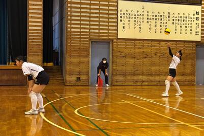 サーブを打つ選手