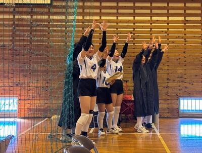 コート外で応援する選手たち