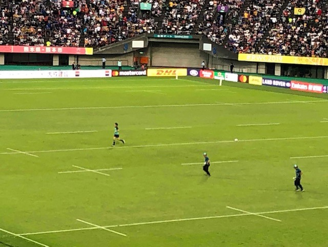 グラウンド中央を疾走