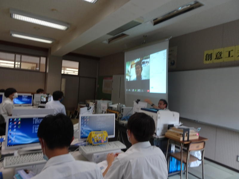 説明会に参加している生徒の様子