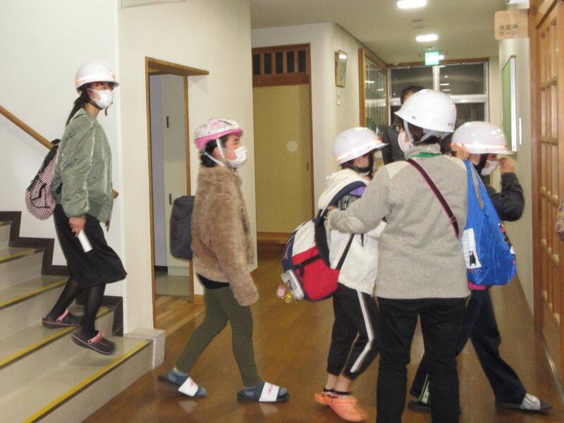 天候不良のため、寄宿舎内のホールに集合しました。