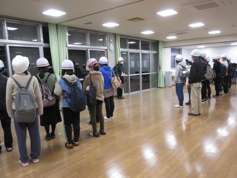 部屋ごとに集まり、人員点呼をしています。