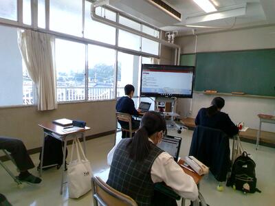 電子黒板も活用して確認。