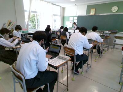 みんな真剣です。