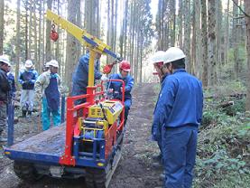 林内作業者を運転中　今から木材を運搬します！