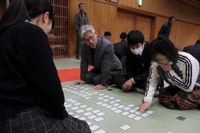 生徒に負けじと札ゲット！