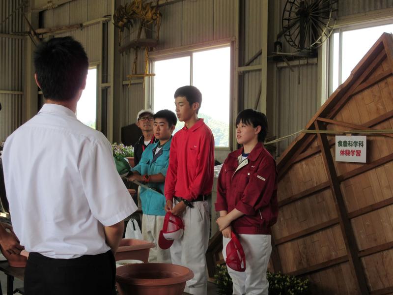 食農科学科の様子。在校生が説明をしました。