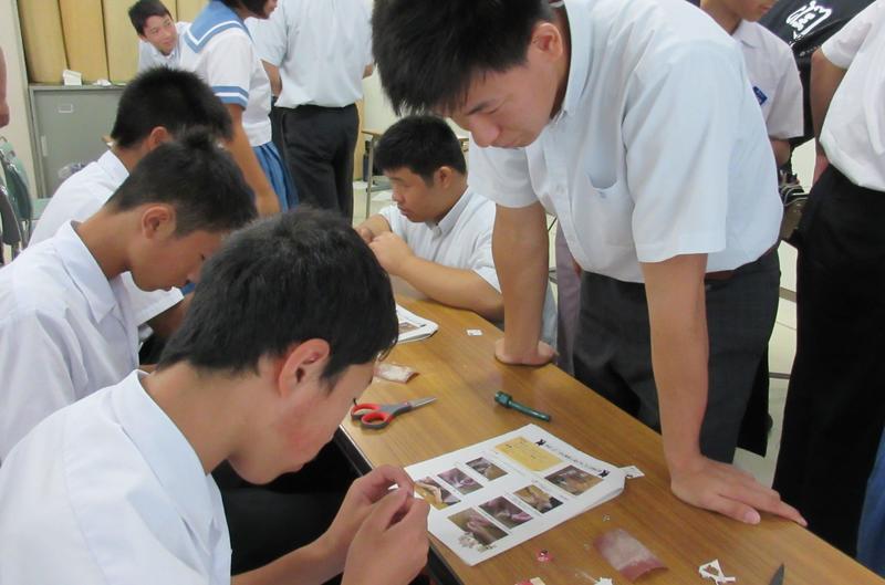 本校の生徒が作り方を説明しています。上手にできたかな？