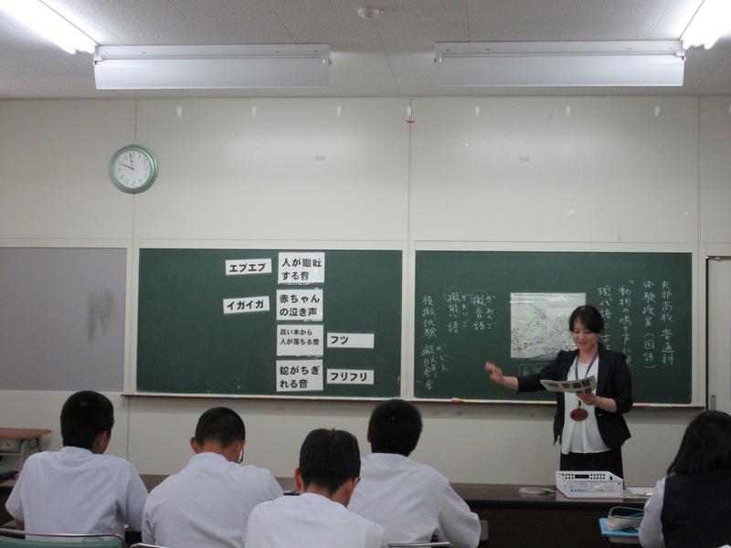 国語科の体験授業の様子。中学生のみなさんにクイズに挑戦してもらいました！
