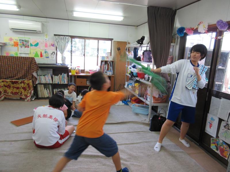 風船の剣でチャンバラ！