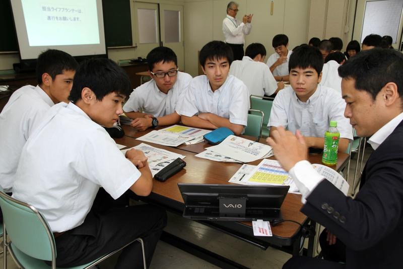 真剣な表情で聞いています！