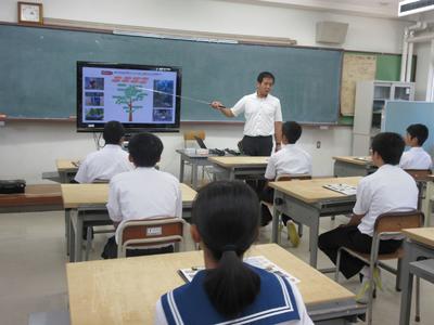 森林についての説明を聞いています