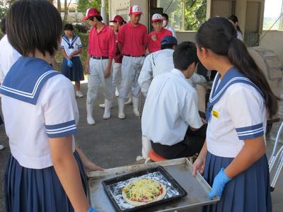 ピザを窯に入れて焼きます