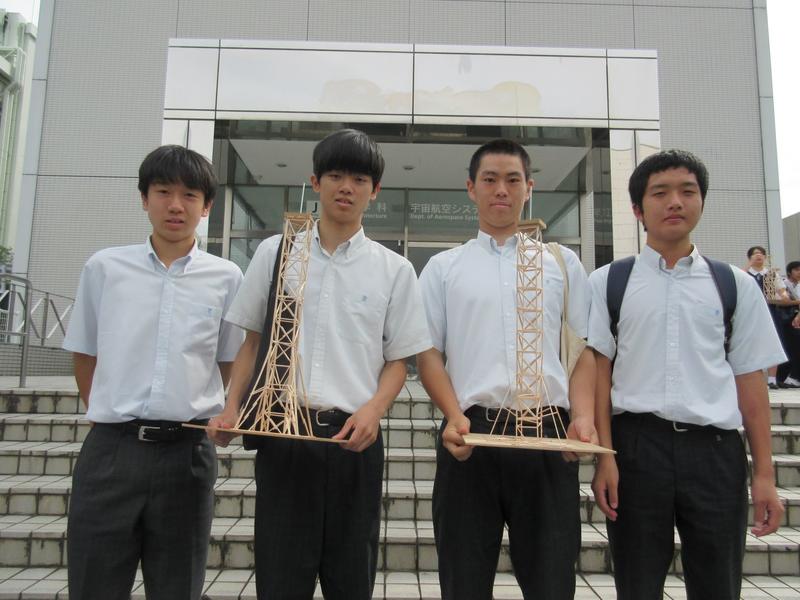 会場前でタワーと一緒に