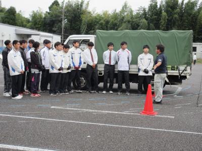 車の陰もしっかり確認！