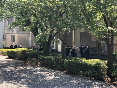 登校日を終えて下校する生徒