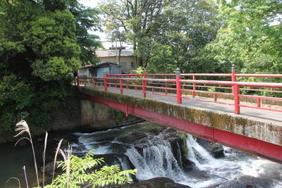 五老ヶ滝川にかかる城山橋（通称「赤橋」）