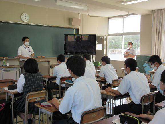 真剣な表情で聞いています！