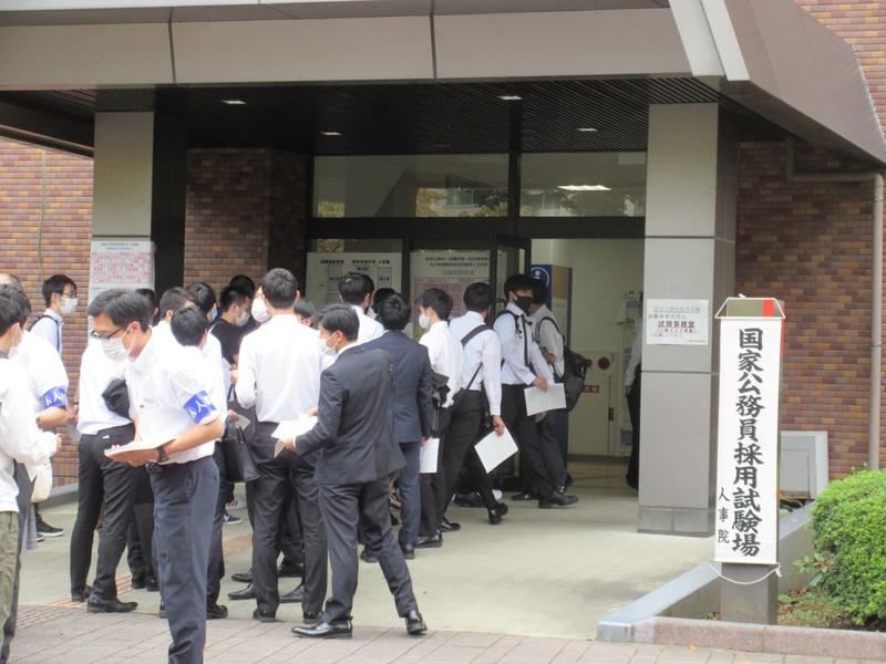 ２２日の国家公務員採用試験の受付の様子です