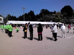 お手伝いをする本校生