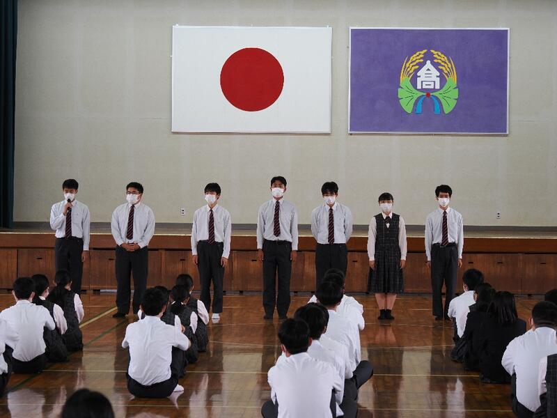 堂々と決意表明する出場者