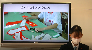 被服製作班の発表のようす