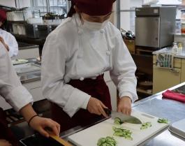 0.2ｃｍ以下の厚さで切ります