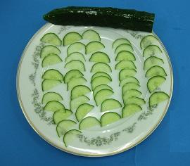 切ったきゅうりをお皿に並べます