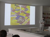 湖池屋の沿革を説明している様子