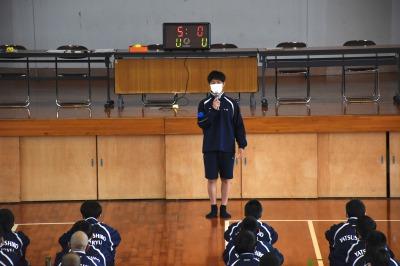 生徒会長　上村君の開会宣言