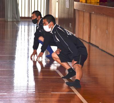 準備体操を指揮したのは、体育委員長の水本君、副委員長の稲本君