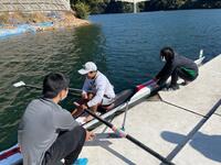 先輩たちに激励されて水上へ